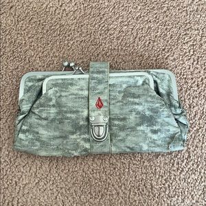 Volvo’s clutch wallet